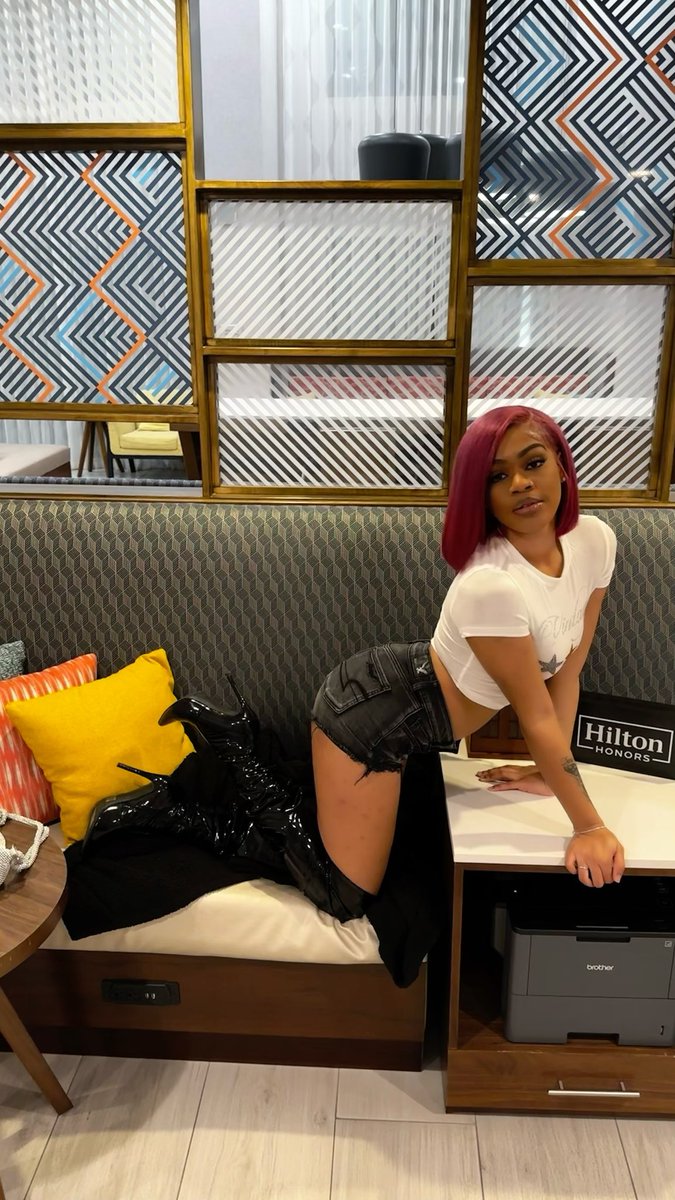 dmvnaee's tweet photo. I luvvvv da pink #happynewyear https://t.co/ktGD3iT7a4