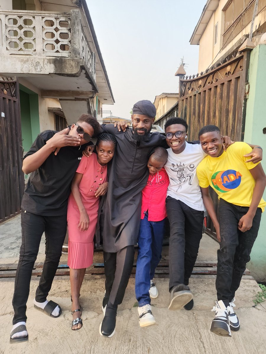 Tunde_OD's tweet photo. In the 5 years of living out my purpose through the Chess in slums project, I have personally adopted 6 children. 
One  is currently in the university, two are interning at a law firm and the rest are completing their secondary school education.

Happy new year from all of us❤️ https://t.co/IiMn1eSGej