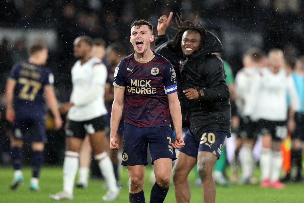 theposh's tweet photo. 📷 Now that's what you call a Happy New Year! 😁

#pufc https://t.co/dyyh20CyJc
