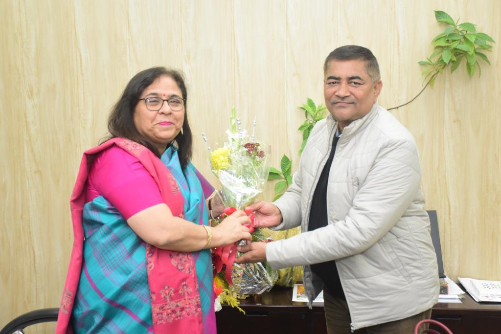 दीनदयाल उपाध्याय गोरखपुर विश्वविद्यालय, गोरखपुर की माननीया  कुलपति प्रो. पूनम टंडन जी को नव वर्ष की शुभकामनाएँ एवं  बधाई