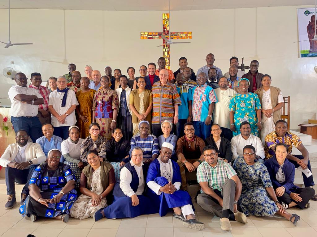 ACN_Suisse's tweet photo. Mgr Martin Happe, évêque de l'unique diocèse de Mauritanie, avec les prêtres et les sœurs de 23 nations, souhaite une bonne année aux bienfaiteurs de l'Aide à l'Eglise en Détresse (AED) ! L'évêque vous remercie pour votre soutien généreux à l'Eglise pauvre ! https://t.co/Pt0QvWZxd1