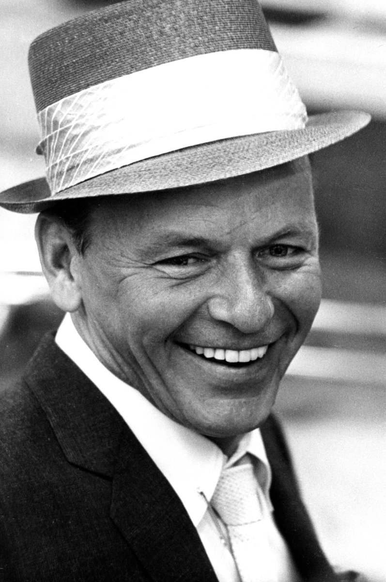 Frank Sinatra Enterprises wishes you a very happy New Year 🌟, image size:797x1200