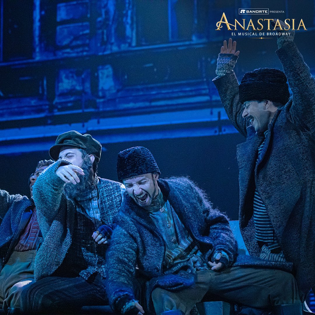 👨🏻: “¡La vida es bella!”
🧔🏽‍♂️: “¡Brindo por eso!”

¿Cuántos recibimos el año nuevo así? 🎆