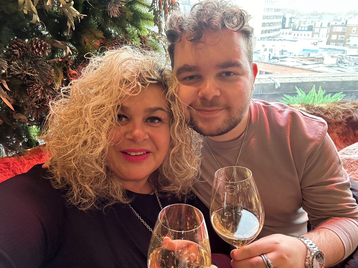 dawnio33's tweet photo. London early December with my sonshine 🎅🏻🎄 https://t.co/ODrZe3dOV6
