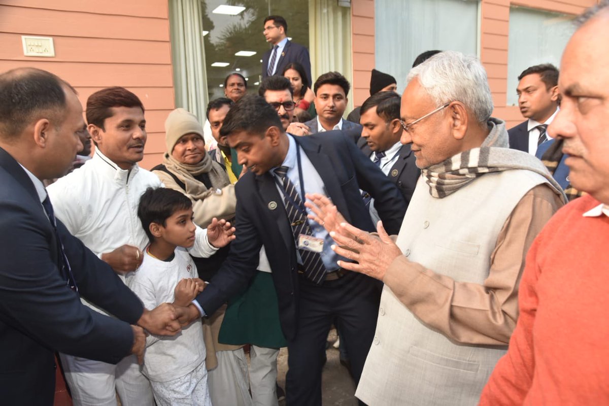 NitishKumar's tweet photo. नववर्ष के अवसर पर 1 अणे मार्ग स्थित अपने आवास पर लोगों की बधाइयां एवं शुभकामनाएं स्वीकार कीं तथा उन्हें नववर्ष की शुभकामनाएं दीं। (1/2) https://t.co/pvPhrFCn5f