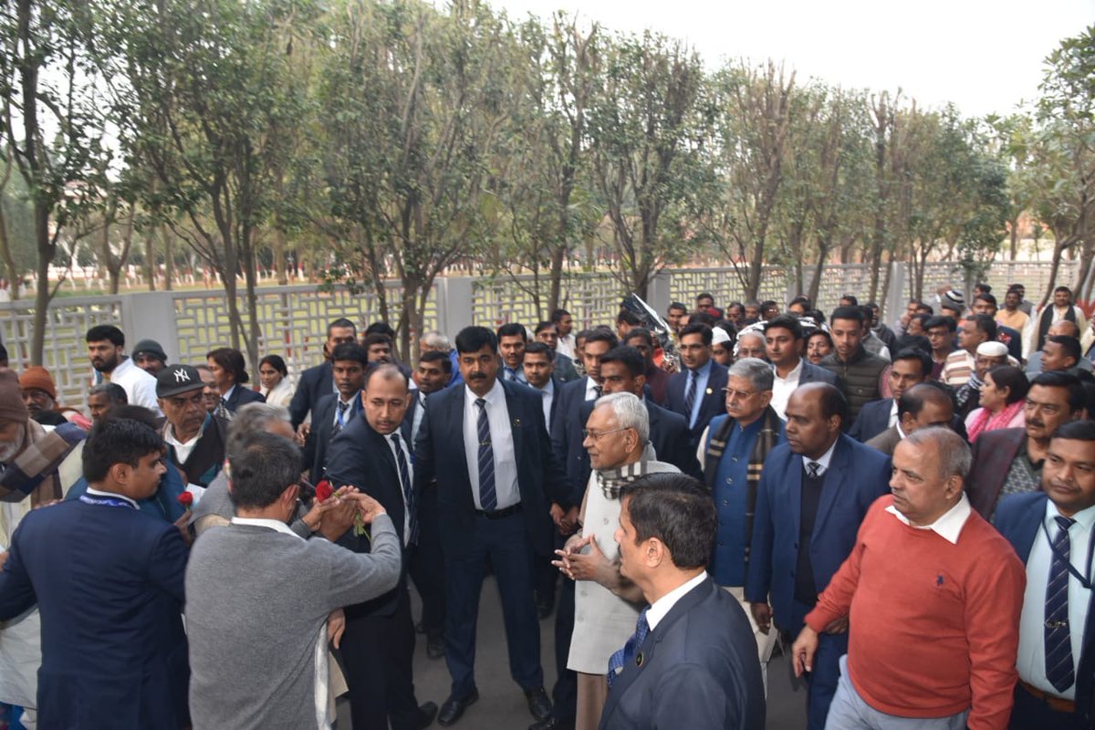 नववर्ष के अवसर पर 1 अणे मार्ग स्थित अपने आवास पर लोगों की बधाइयां एवं शुभकामनाएं स्वीकार कीं तथा उन्हें नववर्ष की शुभकामनाएं दीं। (2/2)