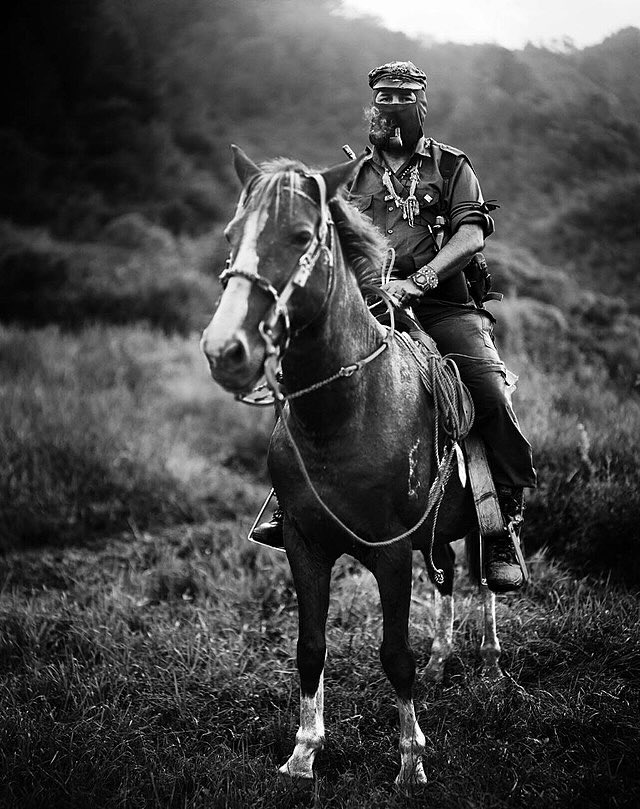 StratCons's tweet photo. Hace 30 años, un demente mesiánico declaró la guerra al Estado mexicano, arrastrando a la muerte a decenas de indígenas a los que mandó a combatir con palos.
De las innumerables fotos que se tomaron de este infeliz, las únicas que valen la pena son las de Ricardo Trabulsi. https://t.co/OtC9nyf9yd