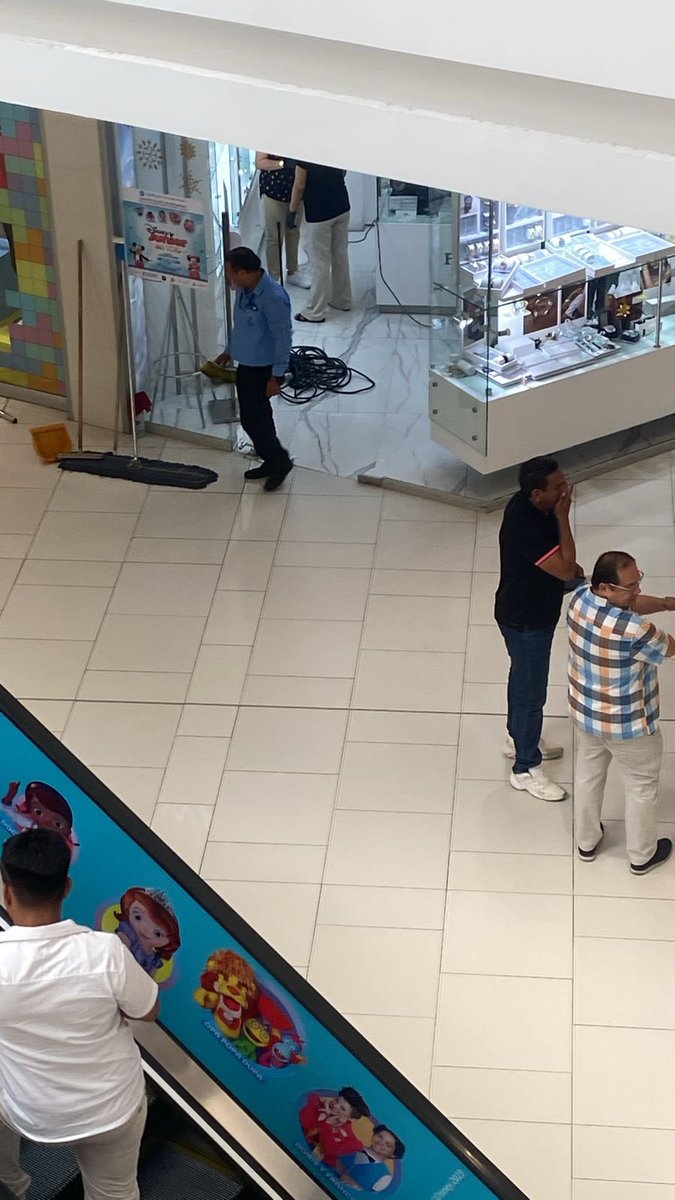 Increible!!
Sobre lo sucedió en el centro comercial El Dorado.
Nuevamente entran en la madrugada a robar a varios locales, hasta el momento reportan qué mataron un guardia.
La policía se encuentra ya en el lugar, no dejan que nadie tome fotos ni grabe