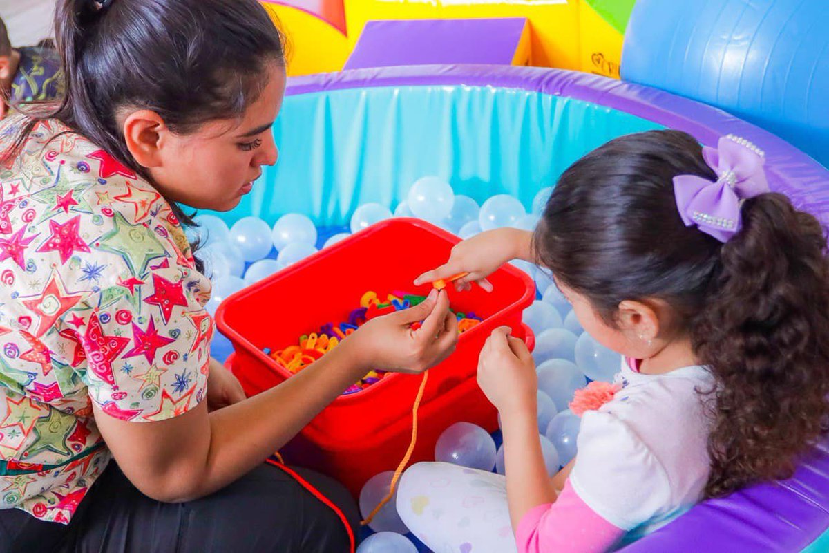 YadiraRMora's tweet photo. Con más de 80 caravanas de salud en colonias y comunidades, estamos comprometidos con el bienestar. ¡Pronto inauguraremos el Centro de Diagnóstico Integral de la Mujer (#CEDIM), consolidando nuestro compromiso con la salud integral de la comunidad uruapense! 🌟
🧵1/2
⬇️ https://t.co/BsPNCcEP8q