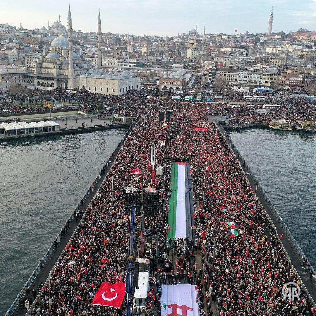 Gazzede çocuklar katlediliyor. Yüzbinler yürüdü dualarla, İstanbul kıyamda bu gün. #Katilİsrail