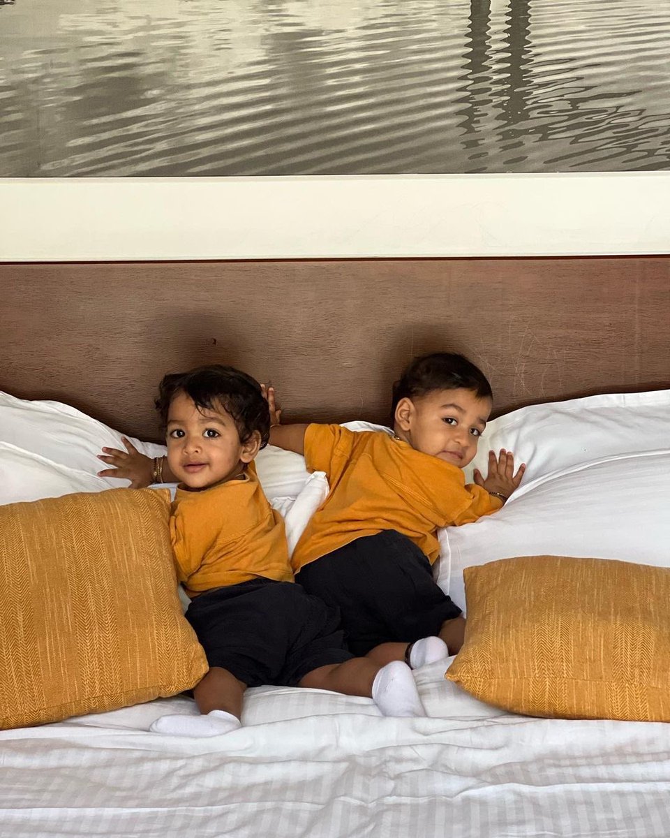 nayantharaTeam's tweet photo. Ayooo they are so cute 😍😍🥺🥺🥺 ❤! 

Our #Rathamaarey family is all love and love only 😉❤

#Nayanthara #VigneshShivan #UyirUlag #WikkiNayan https://t.co/F5jYtLs1cy