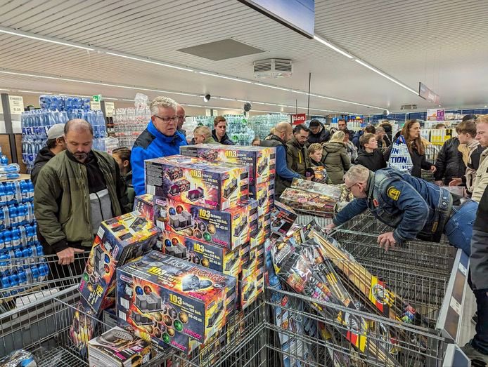 Beach_Roy33's tweet photo. PVV: Nexit!
PVV’ers: “Even vuurwerk, benzine, Schultenbräu en blikken shag in Duitsland halen.” 🤡🙈 https://t.co/tW7eyvtnb0