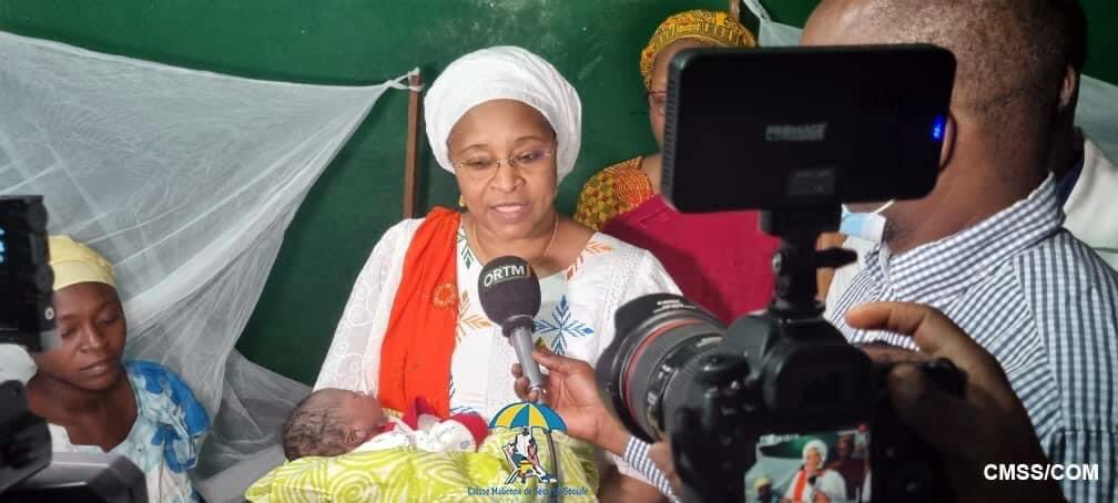officiant dans les hôpitaux et CSREF de la capitale et de Kati. A travers eux, cette visite du Ministre s’adresse  à l’ensemble du personnel du département de la santé du pays.

Fatoumata Mah Thiam KONÉ et Moulaye Hassane HAÏDARA CCOM-RP/ CMSS
