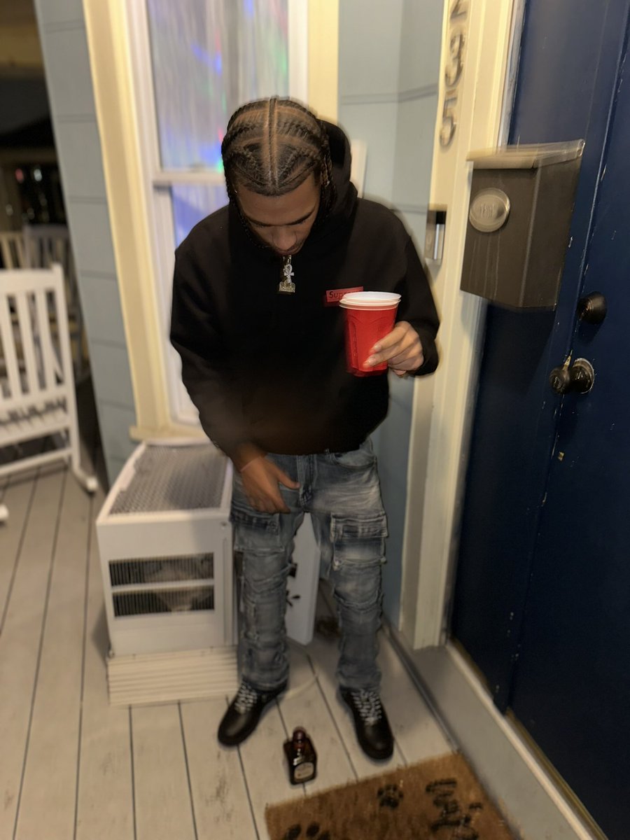 MontyNto's tweet photo. That shit a act, if I went flat today, I wouldn't even see your face🕴️
#LLMyDawgs https://t.co/ej0C5hmeWA