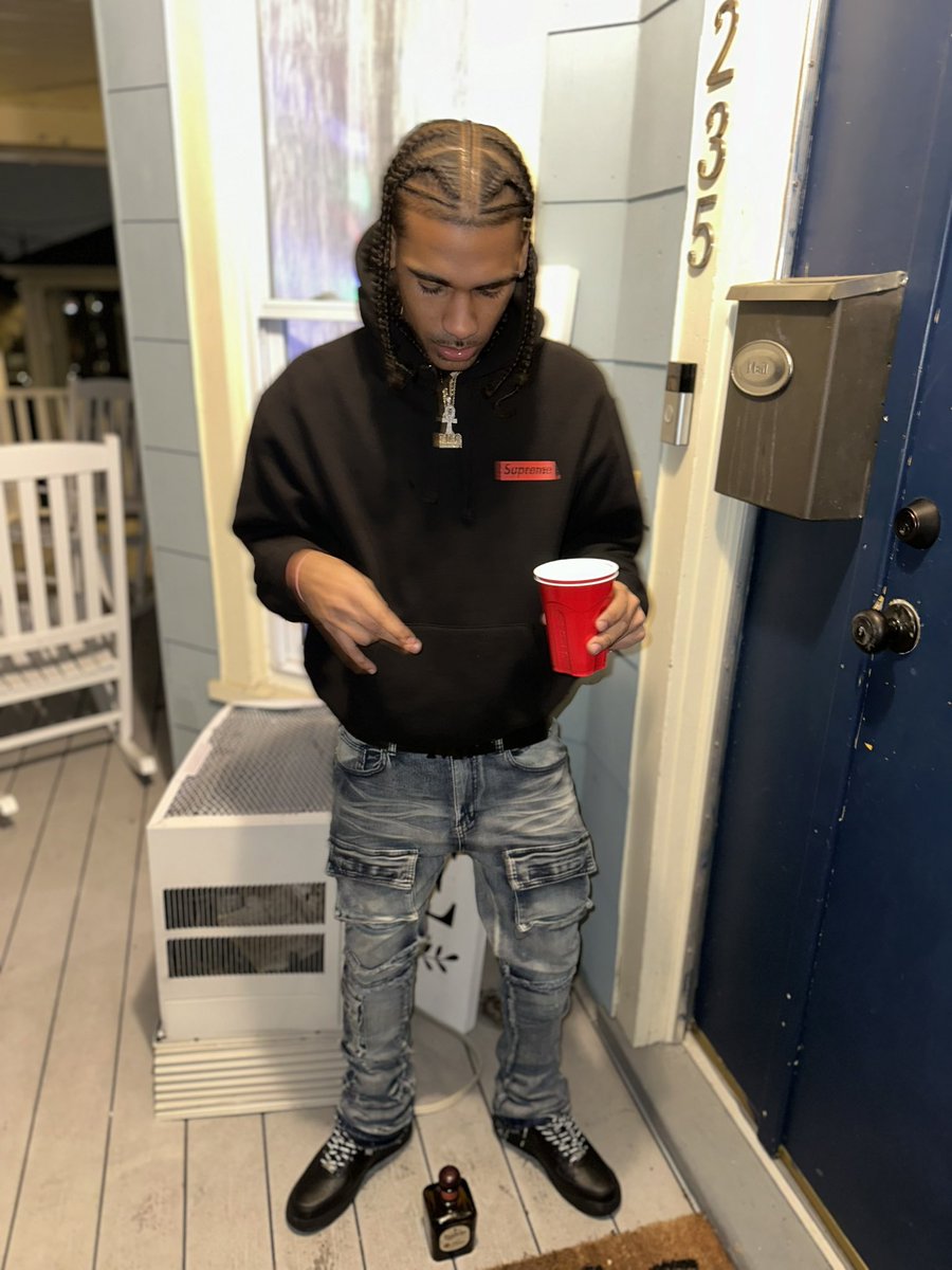 MontyNto's tweet photo. That shit a act, if I went flat today, I wouldn't even see your face🕴️
#LLMyDawgs https://t.co/ej0C5hmeWA
