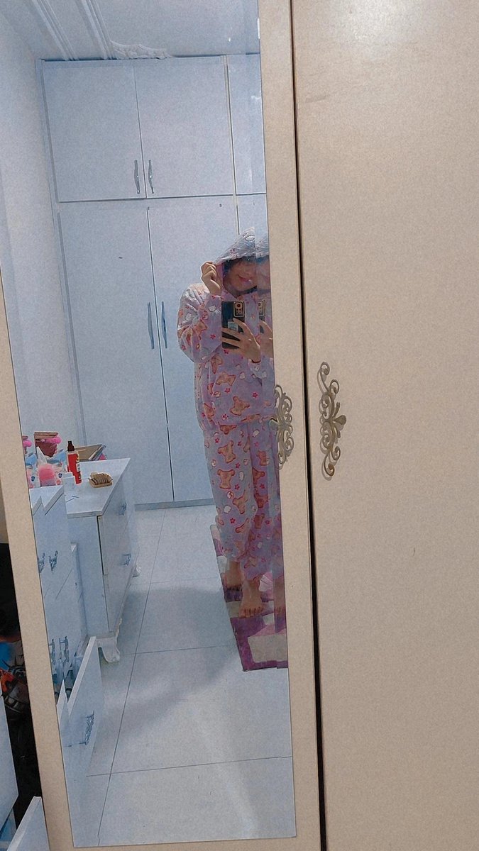 rozesiyaham's tweet photo. سلام یک عدد دختر ۲۳ساله هستم🤗🥹😂
بقیه عکس نود میفرستن برا یارشون
من اینجوری عکس میفرستم براش😁☁️✨ https://t.co/dZJk8hOMnQ