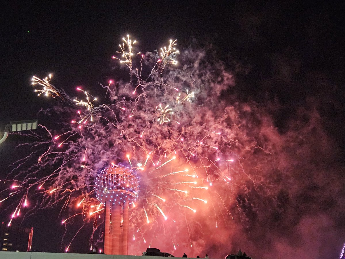 barely_makin_it's tweet image. فعاليات كثير..يوم ميلاد..رأس السنة
الإجازة هذي حلوة الحمد لله
كل عام وانتم بخير!!!