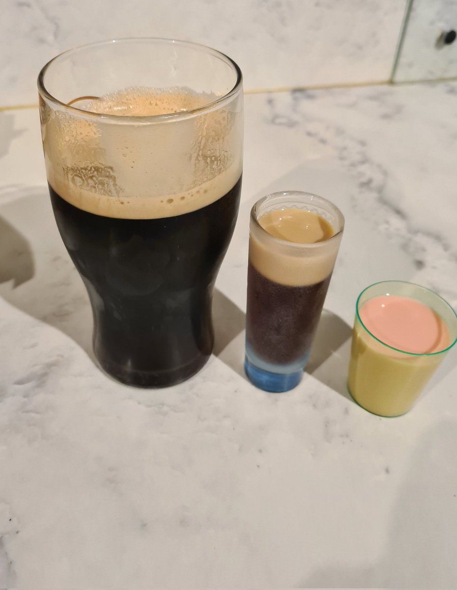 Northernmunkey's tweet photo. Yes I know its still early but it's NY Day and the blues won. Celebrate good times, c'mon!
#guiness #BabyGuiness #TequilaRose #cufc #UTB https://t.co/fny9vD5Ojv