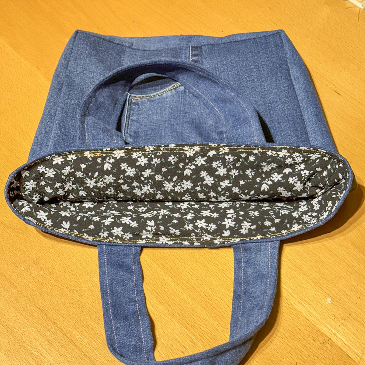UKSVacher's tweet photo. How it started Vs how it finished.
A pair of my wife's old jeans, to a fully lined handbag ๐
Followed a super helpful YouTube video https://t.co/lzy3D7X0Rh, although I didn't copy it.
Done on a @BrotherSewingUK I saved from my neighbour who was taking to the tip
#BeginnerSewer https://t.co/VOQvgKiylm