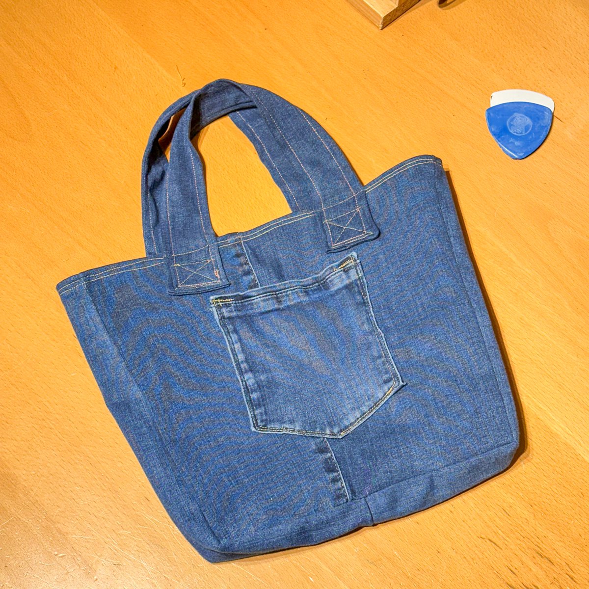 UKSVacher's tweet photo. How it started Vs how it finished.
A pair of my wife's old jeans, to a fully lined handbag ๐
Followed a super helpful YouTube video https://t.co/lzy3D7X0Rh, although I didn't copy it.
Done on a @BrotherSewingUK I saved from my neighbour who was taking to the tip
#BeginnerSewer https://t.co/VOQvgKiylm