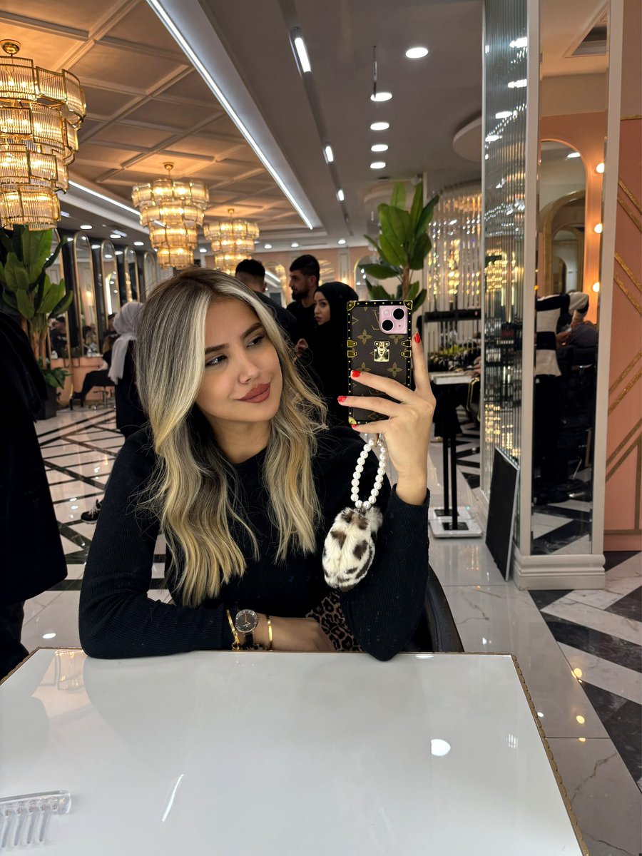 Berfosuuuum's tweet photo. Deli gönlünüzü sarı saçlarıma bağlayabilirsiniz 😂💛 https://t.co/aOZgHqRTGI