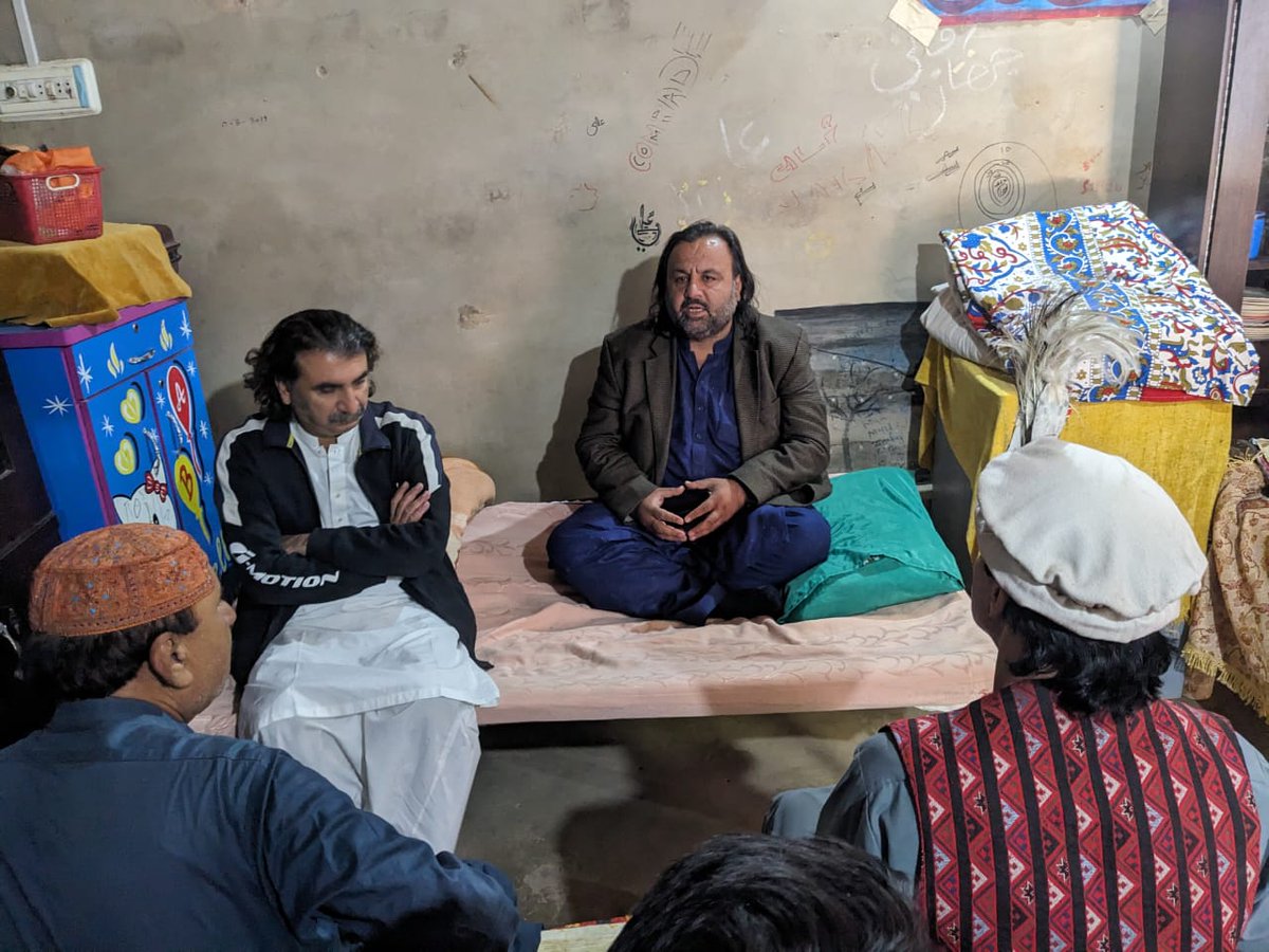 AWPSindh's tweet photo. کامریڈ بابا جان، اسفندیار، کامریڈ بخشل تھلہو، کامریڈ لطیف لغاری اور دیگر ساتھیوں نے آج جامشورو میں کامریڈ کانبھو خان کے والدین  سے عیادت کی. https://t.co/HksSEnNlYz