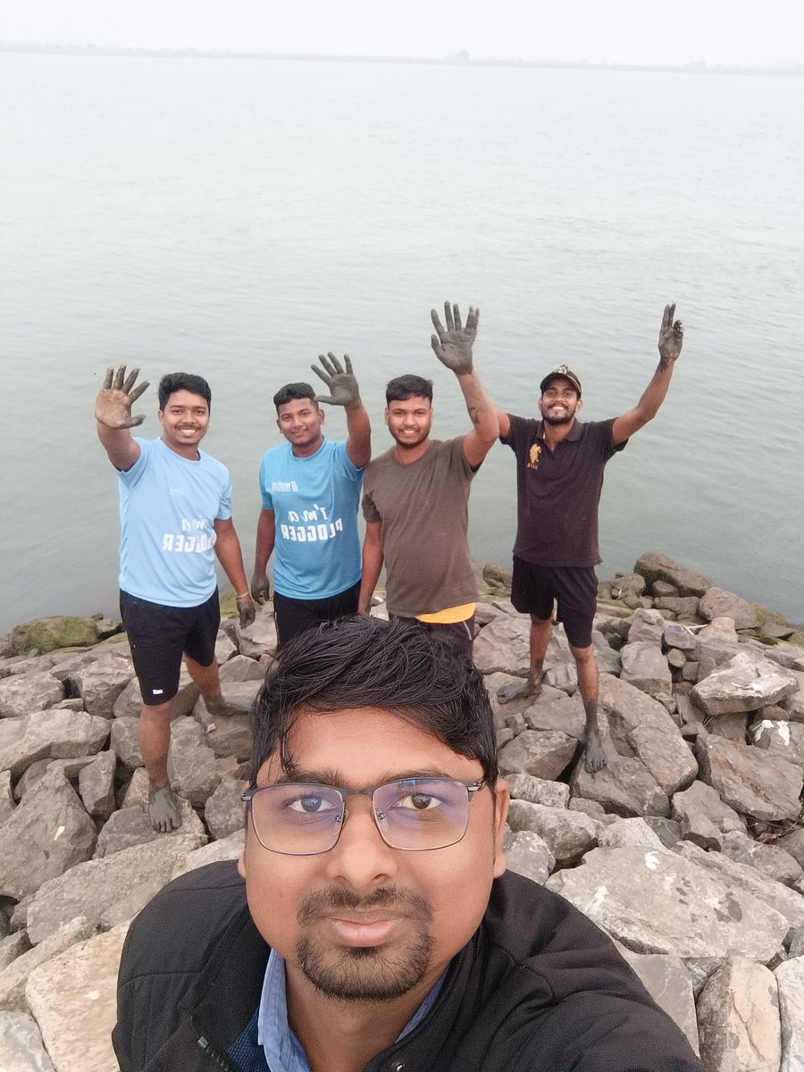 saroj1999kumar's tweet image. Team @SATTVIC_SOUL celebrated #NewYear2024 with their continuous work in Mangroves restoration at Mahanadi River estuary near @paradipport. 🙌

Kudos to the entire team lead by @itsBiswajeet. 

#MangroveConservation 

@UNEP @WWFINDIA @CollectorJspur @ForestDeptt @dfomangrovefdwl