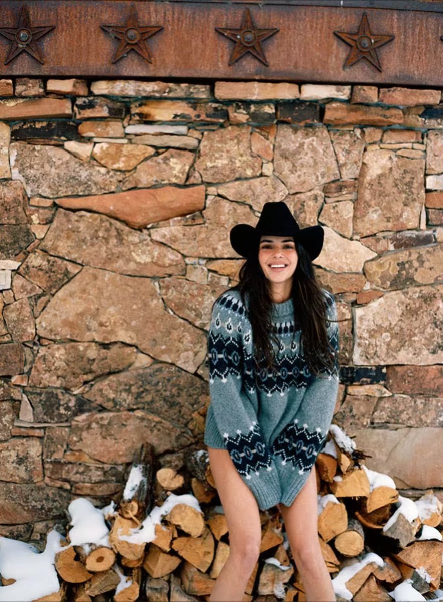 accesskendall's tweet photo. Cowgirl! 🤠 Kendall Jenner para nova campanha da FWRD. https://t.co/JXwH9ukGdt