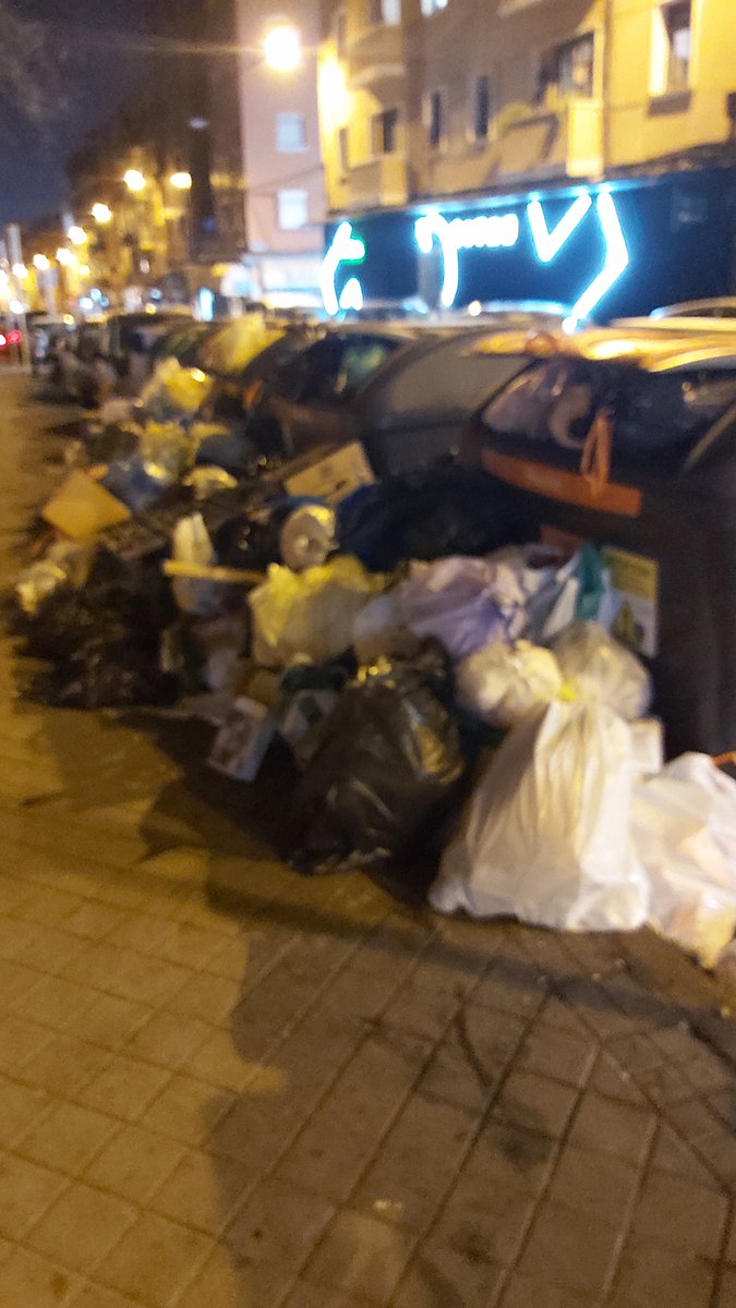 ivanluisagrelo's tweet photo. Desde luego que la prioridad del @MADRID no es la limpieza de #usera. @Lineamadrid esto es de continuo en C/Amparo Usera 41.
@AlmeidaPP_ estaría bien que también prestes atención a otros barrios https://t.co/x7kO6fQLzr
