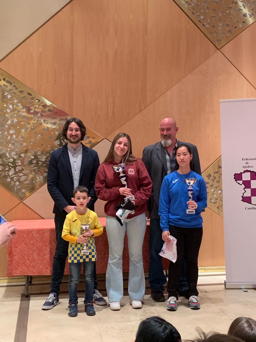 ParqueSurChess's tweet photo. Que tengáis un gran año 2024, ponemos todo lo acontecido en clave parquesureña en 2023 : https://t.co/u2l0OQjgWI 
Lo mejor:
El 3º puesto de Ángela Alcaraz en el Campeonato España -2000 ,el tercer titulo de CTM femenino de Aitana García y 1ª regional sub 18 de CTM de Adela López. https://t.co/RlP1I8XASm