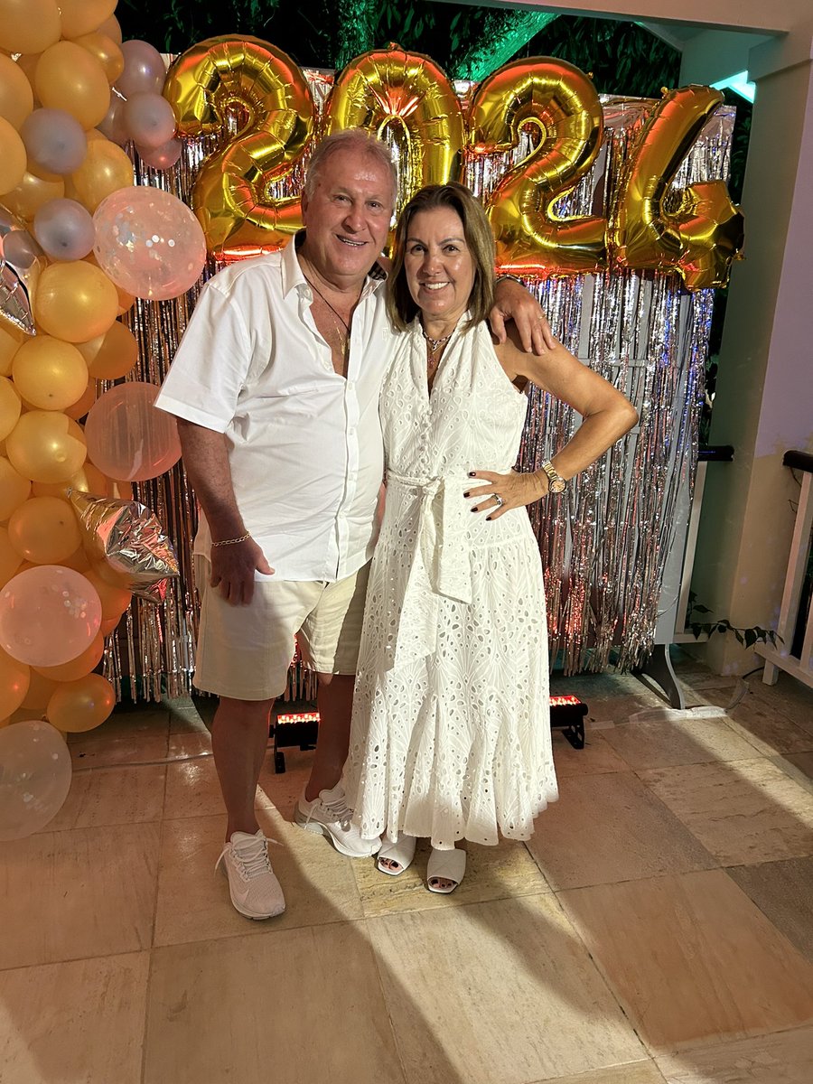 Que Deus abençoe a todos e nos dê um 2024 com muita paz, amor, felicidade, paciência, tolerância, carinho, compreensão, lucidez e saúde.