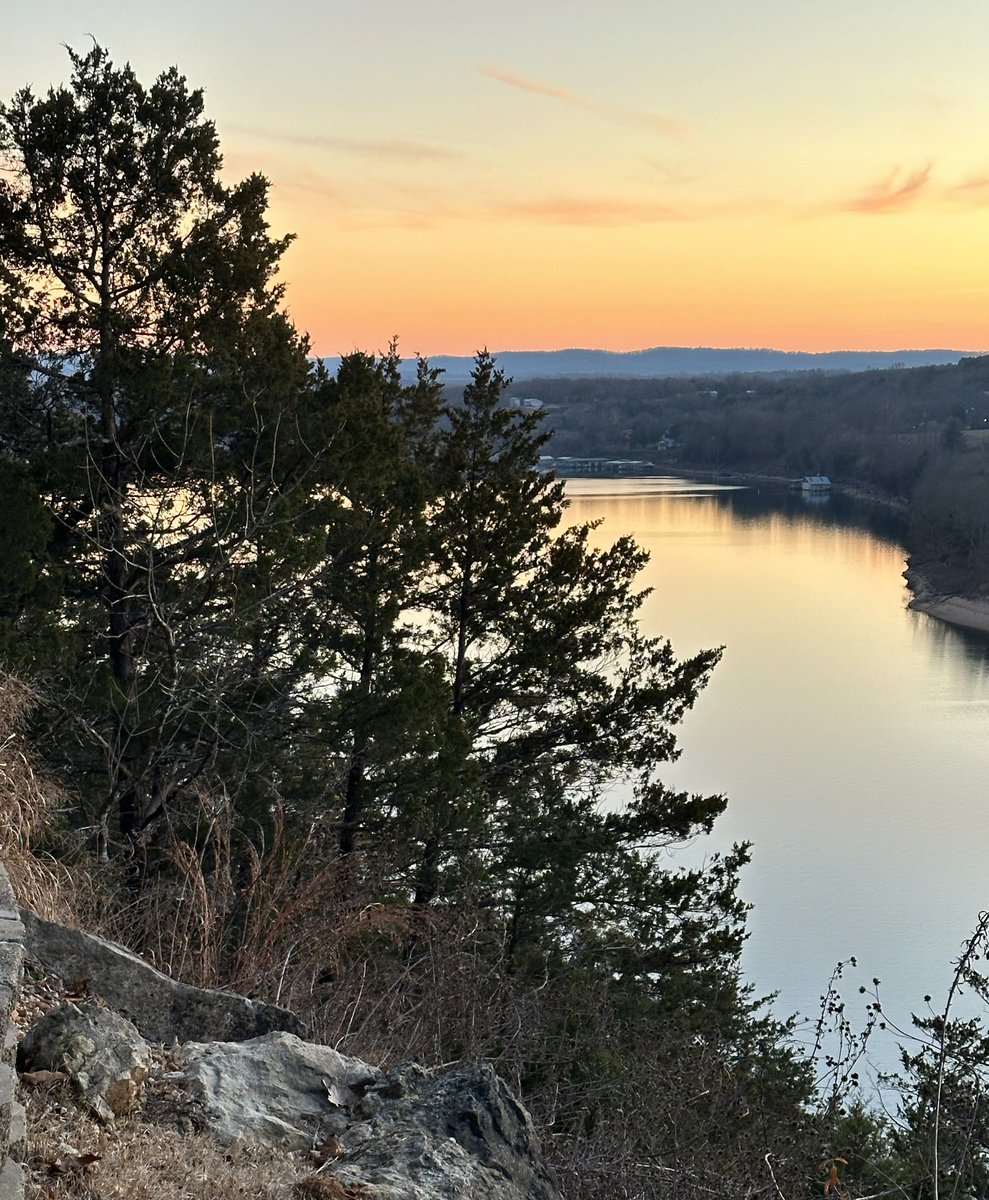 pwatermeier's tweet image. Happy Nee Year - 1st sunset of 2024 at the lake #lakelife #tablerock