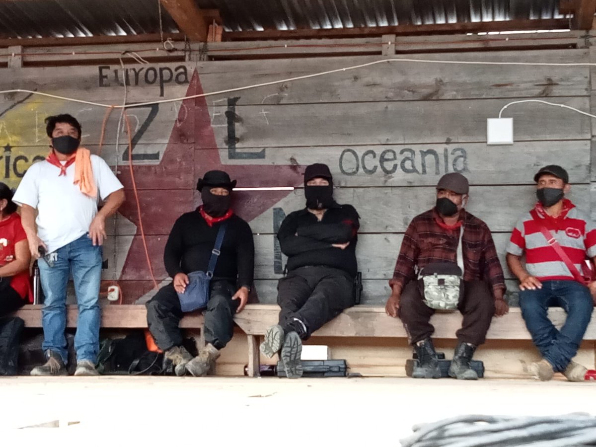 Somoselmedio's tweet photo. El capitán insurgente Marcos presente durante la celebración de los aniversarios 40-30-20 del #EZLN

📸 @josemz49 https://t.co/9Sxm7vVvUo