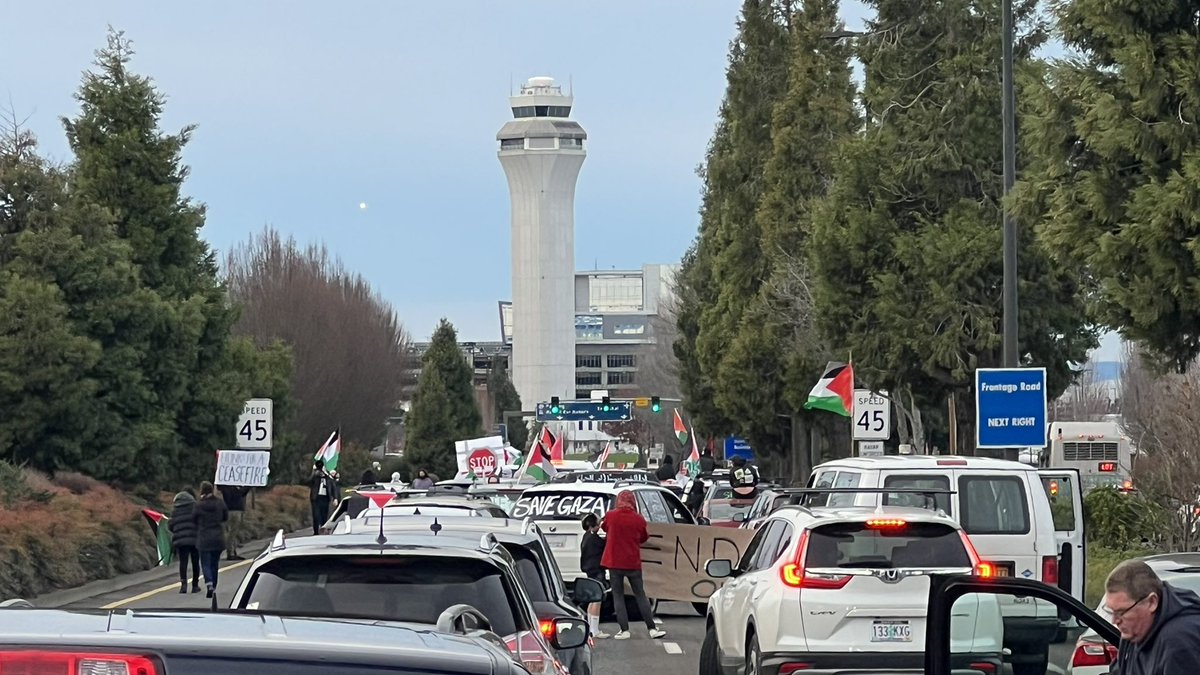 djbestwest's tweet photo. Protestors at PDX airport blocking all car traffic at 3:52pm Monday https://t.co/DAVf6OrUKh