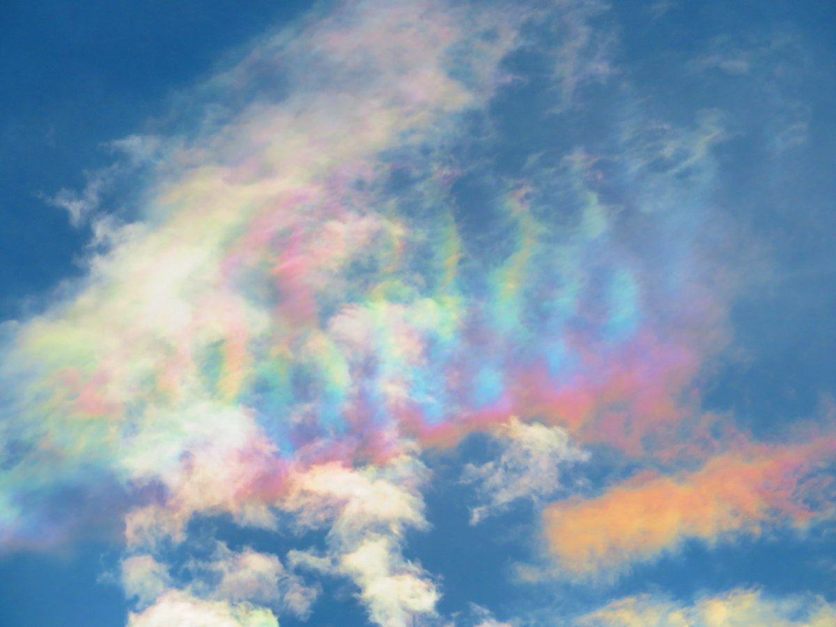 arakencloud's tweet image. 何度でも言いますが、雲は地震の前兆にはなりません。巷で「地震雲」と呼ばれることの多い雲は全て気象学で説明できる子たちで、雲の見た目から地震の影響等を判断するのは不可能です。地震が不安なら日頃からの備えを確認しましょう。雲は愛でましょう。mri-jma.go.jp/Dep/typ/araki/…