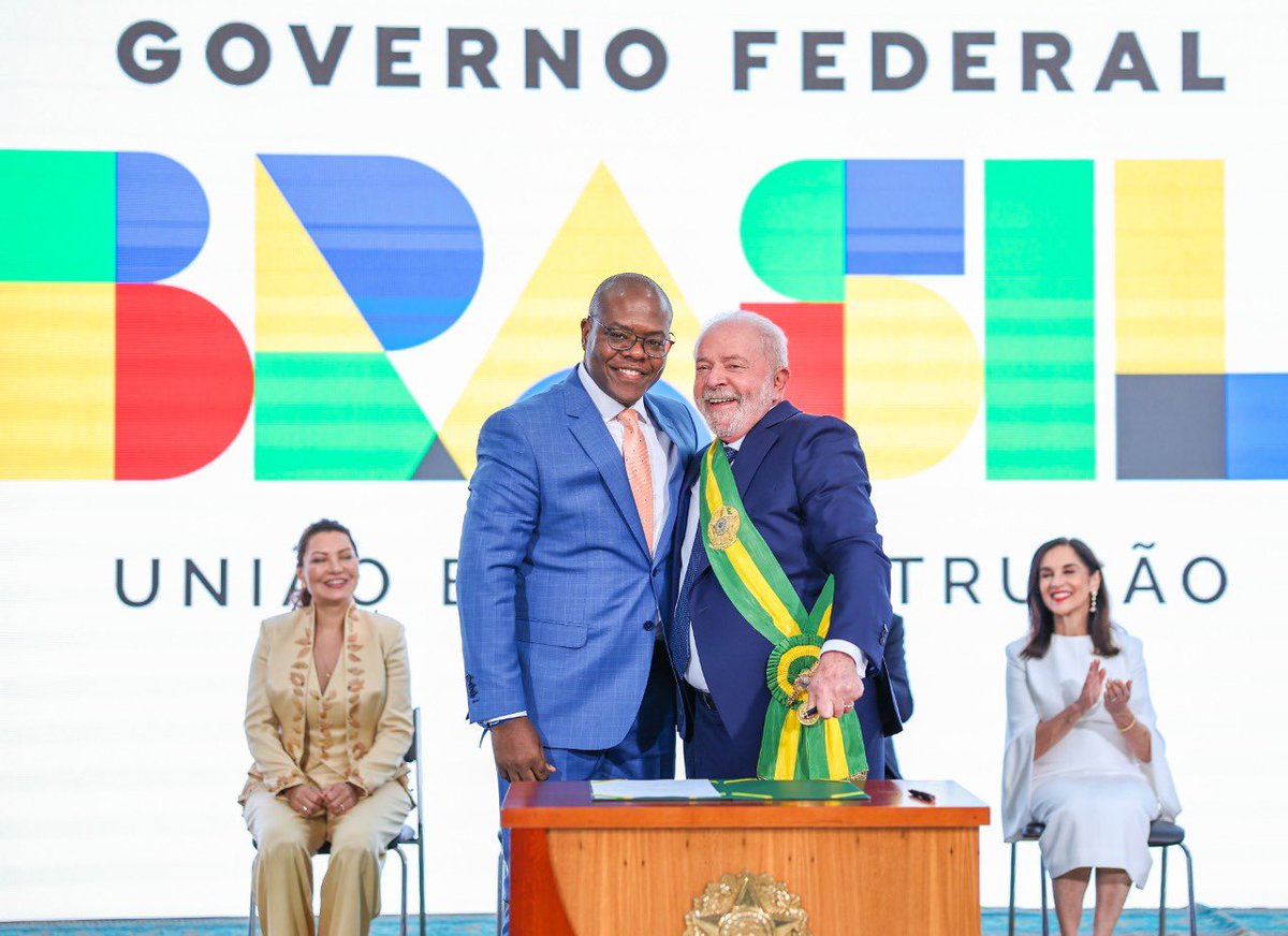 silviolual's tweet photo. Há exatamente um ano tive a honra de ser nomeado pelo Presidente @LulaOficial para exercer o cargo de Ministro de Estado dos Direitos Humanos e da Cidadania do Brasil. 

Seja bem-vindo, 2024! Que o respeito e o cuidado sejam os princípios condutores de nossas ações. https://t.co/sDgbQE6DlC