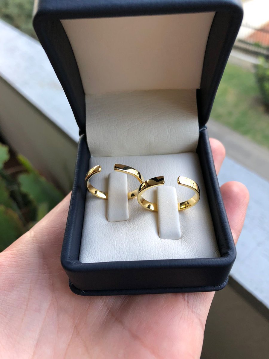 Voy a aprovechar que nadie me lee para contar una corta historia sobre las argollas de matrimonio que decidimos usar mi esposo y yo.