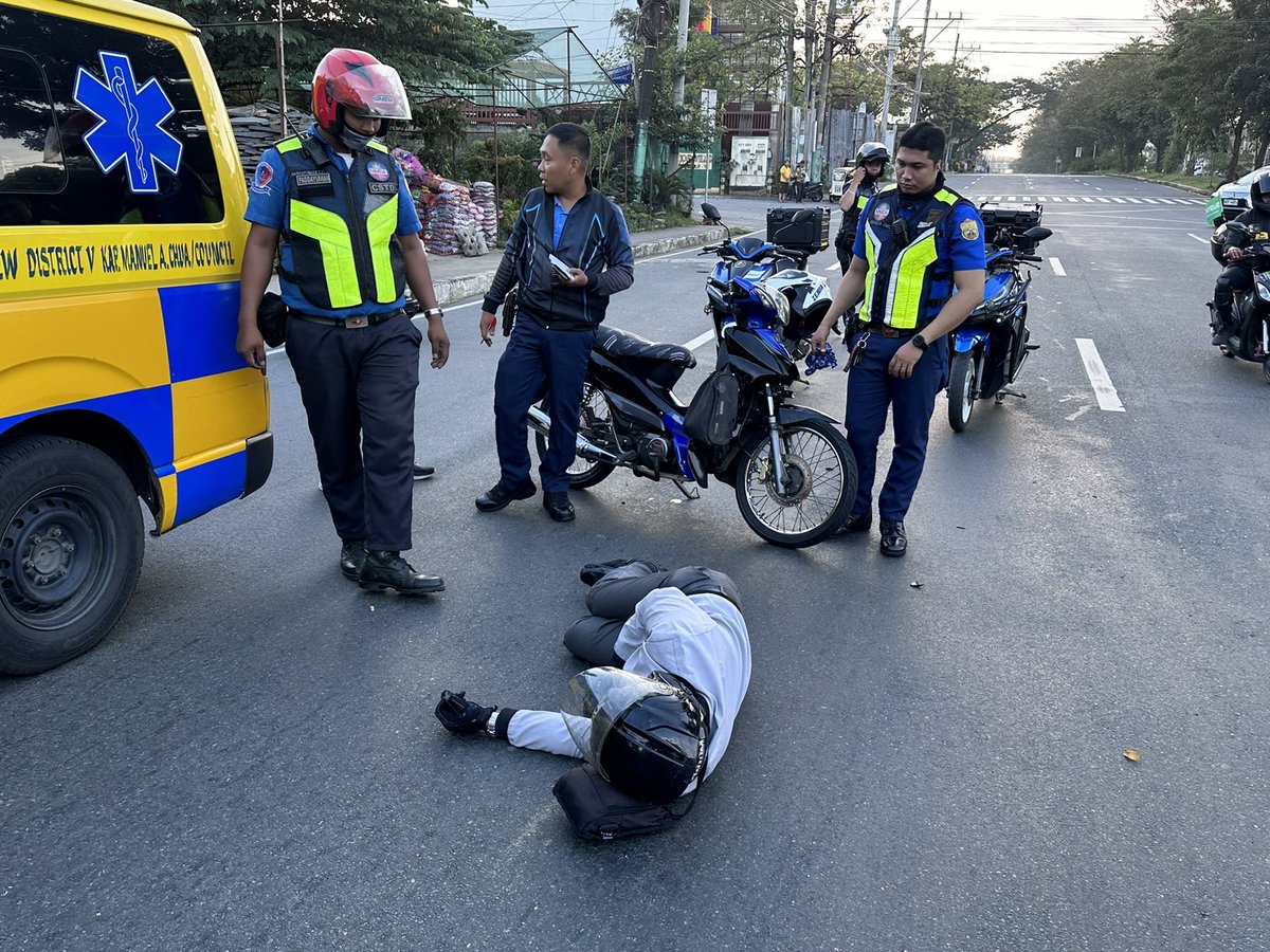 ABSCBNNews's tweet photo. A stray dog, or Aspin, lost its life after being struck by a motorcycle along the eastbound lanes of North Fairview at approximately 6:00 A.M.
The motorist involved sustained injuries and was found lying on the pavement, receiving assistance from the MMDA and the ambulance unit of Quezon City. | via Val Cuenca, ABS-CBB News