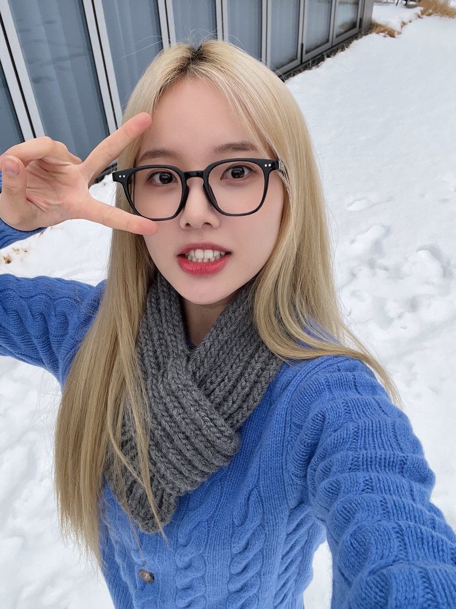 keorhee's tweet photo. Baby puppy is happy in winter (the second pic was taken by me anyway). https://t.co/ld46bsg8R0