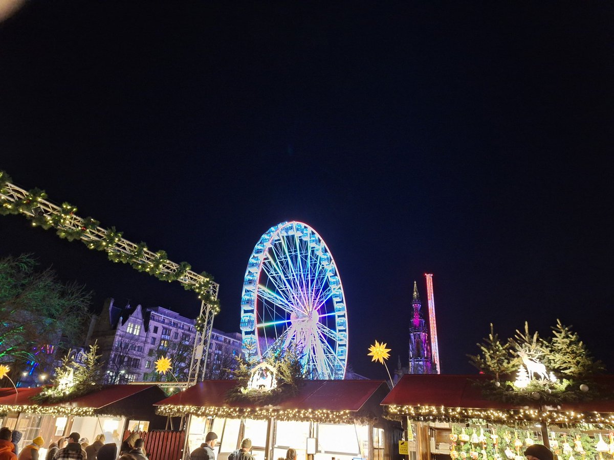 Mjo_hateadora's tweet image. Qué frio hace por aquí, menuda humedad!!!! #Edimburgo