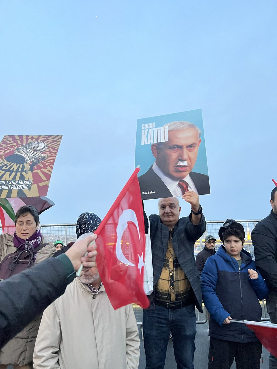 Şehitlerimize rahmet, Filistin'e destek, İsrail'e lanet" için yürüyüş çağrımıza kulak verip Galata Köprüsü'nde sabah namazı sonrası kıyama kalkan kardeşlerimizden Allah razı olsun.
<a href="/Caredernegi/">Çare Derneği</a>