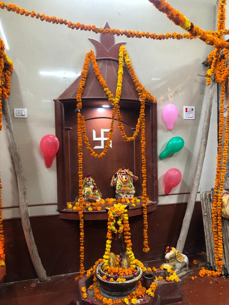 SethSpn's tweet photo. #ठाकुरद्वारा_सेठ_बाराती_लाल
 #मोती_चौक 
#शाहजहांपुर  
सभी देवों की कृपा आप सब  पर पूरे वर्ष बनी रहे यही प्रार्थना हैl
#नववर्ष की #मंगल��ामनाएं
#HappyNewYear2024 https://t.co/fFMOA5Pfph