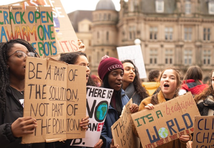 🚨 When we fight, we win! I've put together a thread giving a quick run down of some of the #climate movement's hard won victories from 2023 to inspire us for the year ahead! 🥳🎉 🧵 1/x... #ClimateActionNow #EndFossilFuels