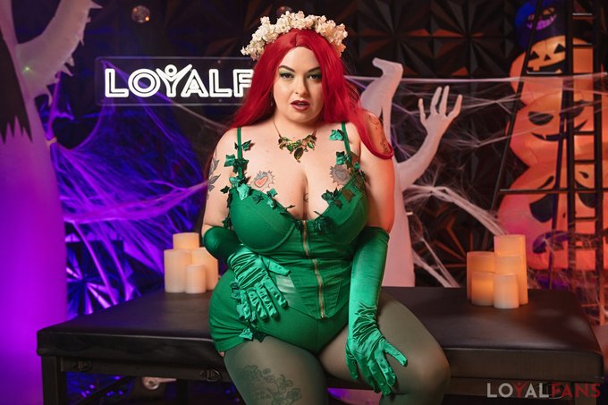 My lips, like the petals of a poisonous flower, are dipped in the essence of danger&mdash;red. It's not just<a href="/tag/clip"class="tags"><span>#clip</span></a>