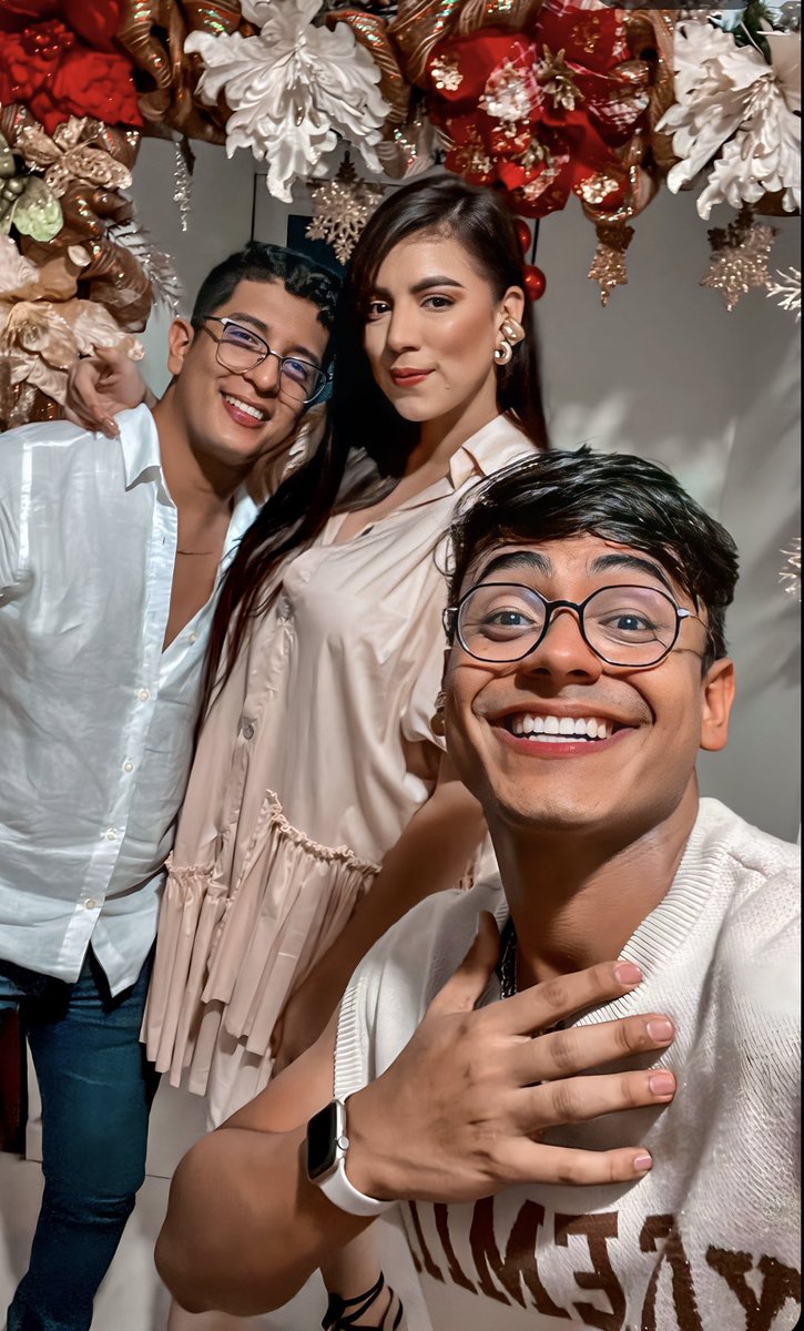 RealesGuillen's tweet photo. @22carlosRamirez  @dcasado9  @LeonSL96 HNY.🎊 https://t.co/o9D0wl6tpc