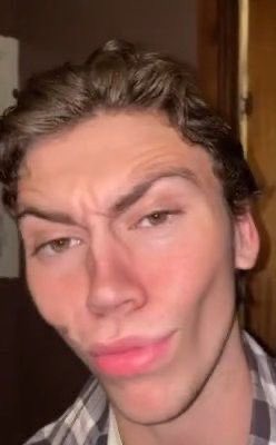 ssupisn's tweet photo. l’expression faciale de Chuck à chaque fois qu’il s’exprime : https://t.co/8So2kK3688
