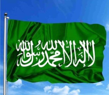 Allah’ı hatırlatan herhangi bir şeyin rahatsızlık vermesi, imansızlığın alâmetidir.
Bu söz, arabın değil; Allah(cc)’ın sözüdür:
Bir âyettir yani.
“Allah(cc)’tan başka ilah yoktur, Muhammed(sav), Allah(cc)’ın rasûlüdür.”
…
Kelime-i Tevhid bayrağı