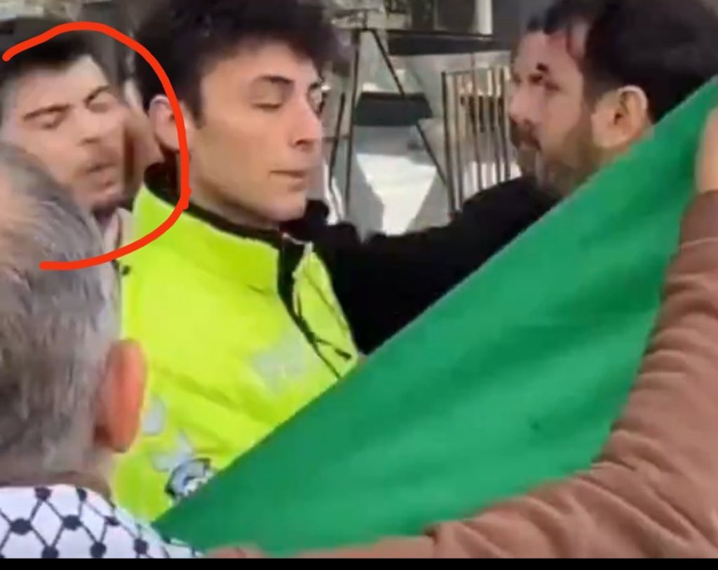 avcemilcicek01's tweet photo. Ege tutuklandı. Peki ya "polise rağmen" Ege'ye vuran bu şahıs tutuklandı mı? Cevap bekliyoruz!

#EgeAkersoyYalnızDeğildir https://t.co/v88dcpfEUb