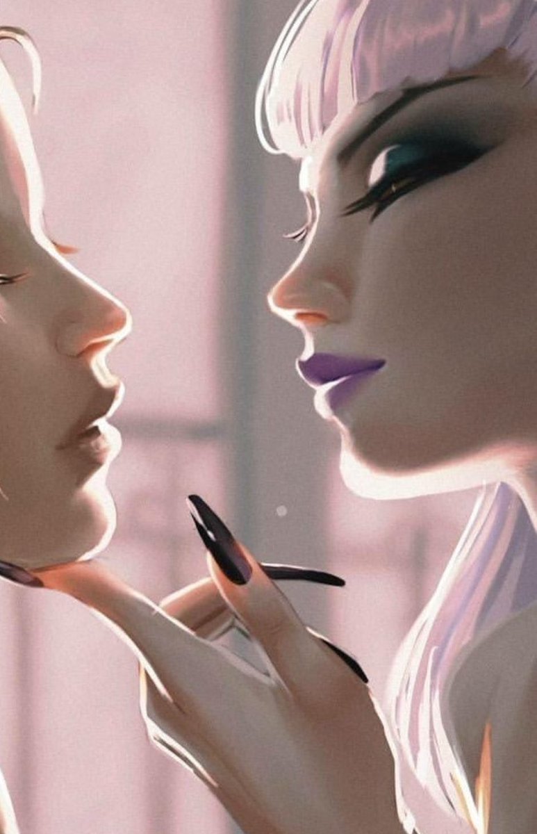 -Con una pequeña risa suave como el terciopelo la demonio puso su índice en el mentón de la contraria e hizo que levantase la cabeza para mirar sus ojos dorados-

"Tengo cierto interés en ti, he escuchado muchas cosas"