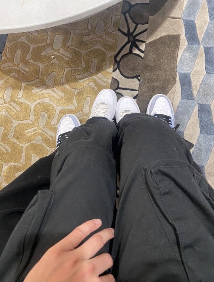 Jiminie_TP's tweet photo. Tava abraçando o Tae e o doido me puxou pro colo dele, não posso mais fazer nadaaaaaaa https://t.co/h1P77hAxXp